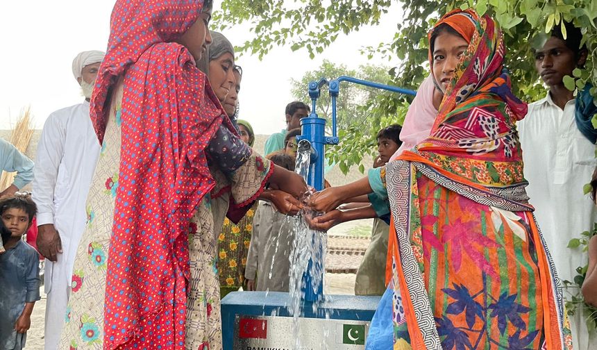 Mezuniyet anısına Pakistan'da su kuyusu açtırdılar