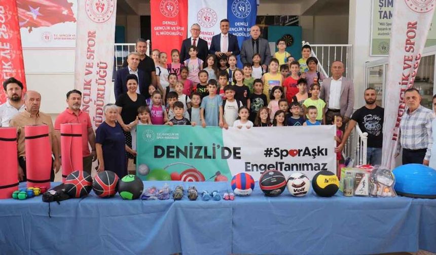 Denizli'de 6 okuldaki özel öğrencilere spor malzemesi dağıtıldı