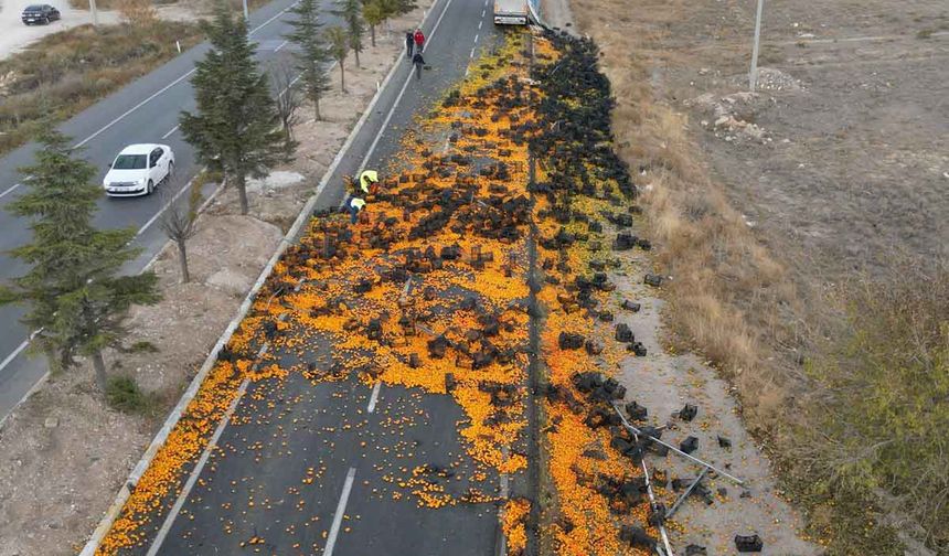 Afyon'da Karayoluna 10 Ton Mandalina Döküldü Yol Ulaşıma Kapandı