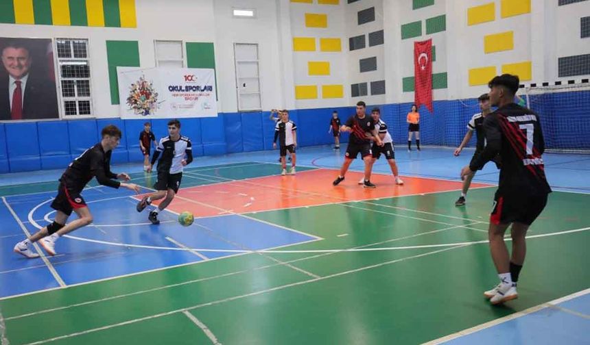 Okul sporları hentbol gençler müsabakaları sona erdi