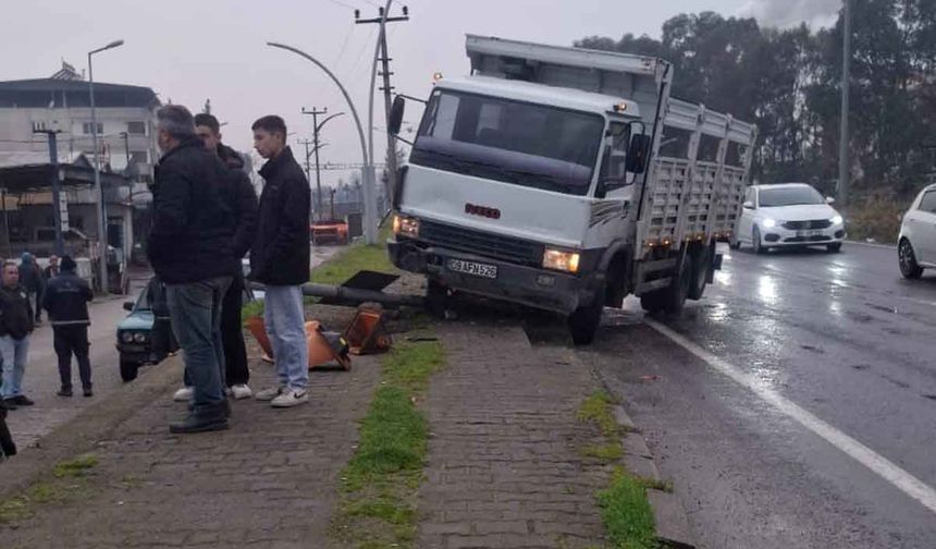 Kamyonun çarptığı direk yayanın üzerine devrildi