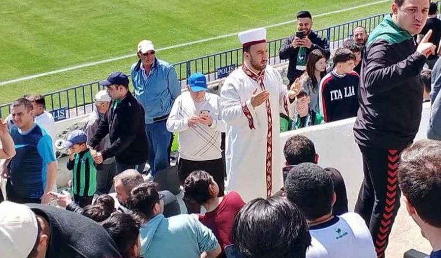 Denizlispor taraftarı, sarık ve cübbe giyip tribünde dua etti