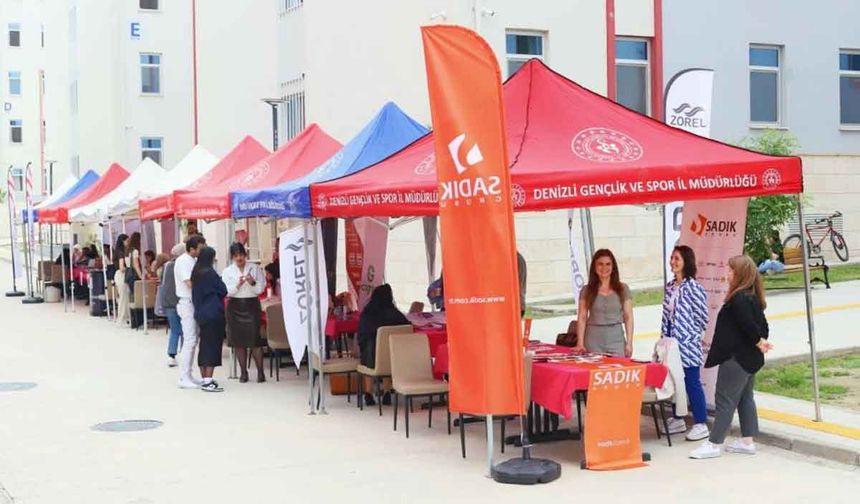 Yurtlarda kalan kız öğrenciler kariyer fuarında firmalarla buluştu
