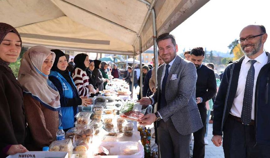 Başkan Tatık Gazze için düzenlenen hayır çarşısını gezdi