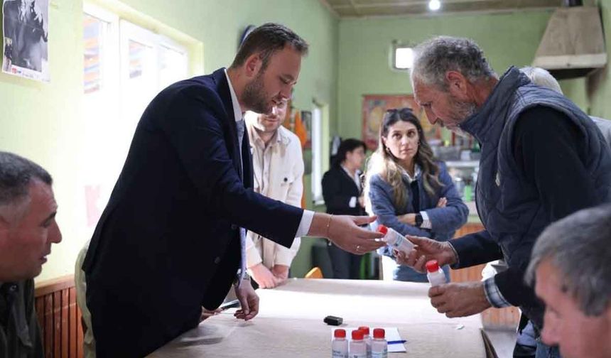 Çivril Belediyesi yetiştiricilere dezenfektan dağıtımına başladı