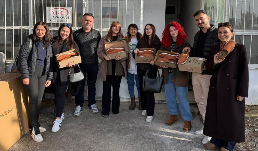 Öğrenciler babalarına ayakkabı yaptı