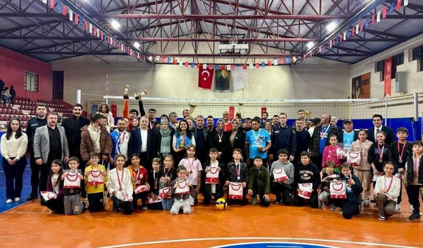 Çal'da düzenlenen voleybol turnuvasında final maçları heyecanı zirveye taşıdı