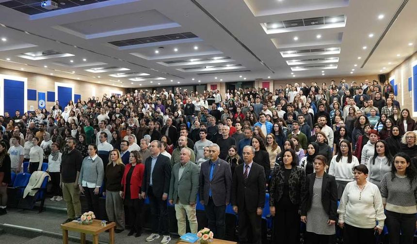 “Evrenin Doğumu ve Ölümü” konferansı gerçekleştirildi