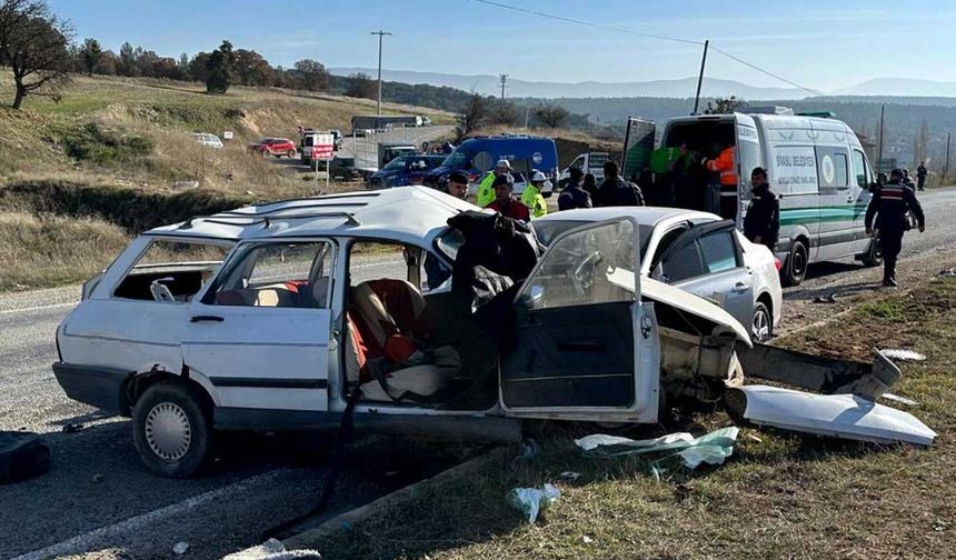 Denizli-Uşak Karayolu'nda iki otomobil çarpıştı, kazada yaşlı çift hayatını kaybetti