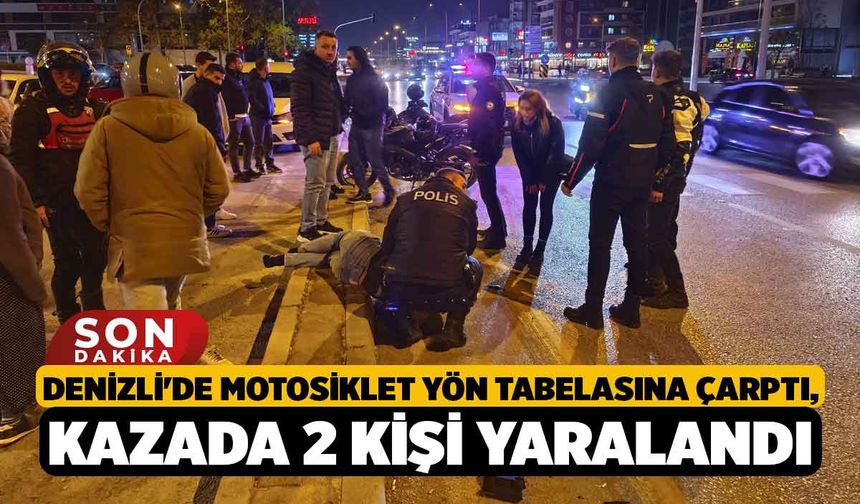 Denizli'de Motosiklet Yön Tabelasına Çarptı, Kazada 2 Kişi Yaralandı