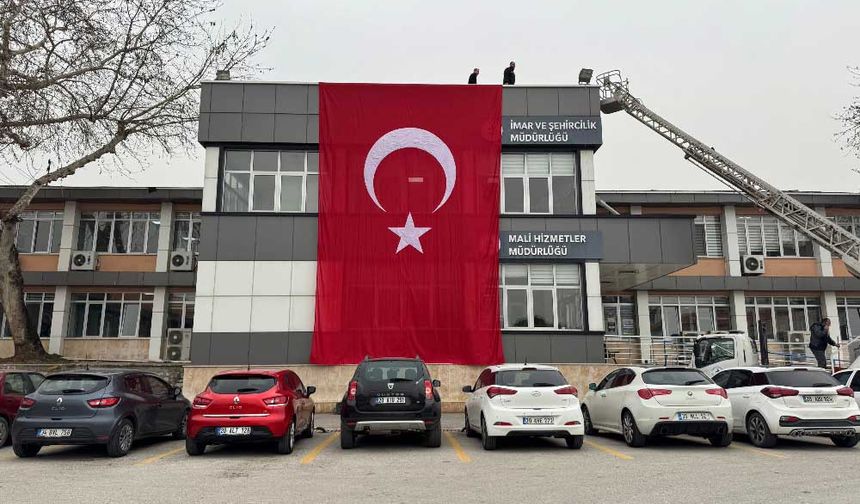 Pamukkale Belediyesi’nden Bayrak Saldırısına ‘Dev’ Tepki