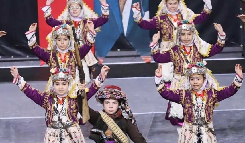 Halk oyunlarında sahne okulların