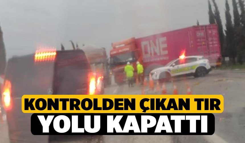 Kontrolden çıkan tır yolu kapattı