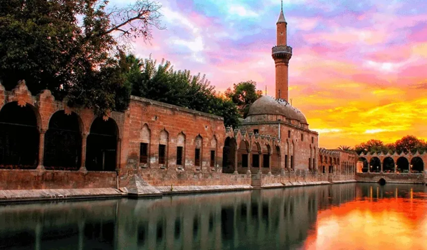 Tarihi Çarşılarda Bakır Sesleri Yankılanıyor: Turistlerin İlgi Odağı