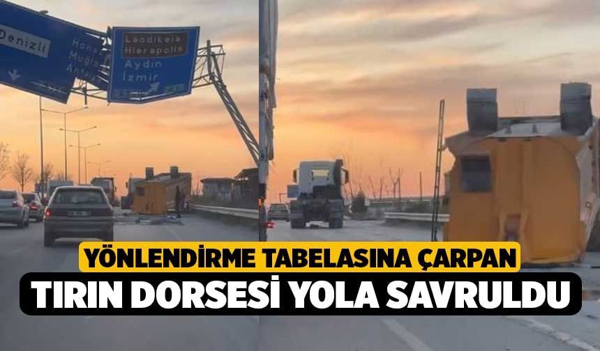 Denizli'de Yönlendirme Tabelasına Çarpan Tırın Dorsesi Yola Savruldu