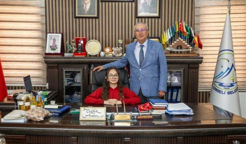 Çameli Belediye Başkanı Cengiz Arslan koltuğunu Erva'ya bıraktı