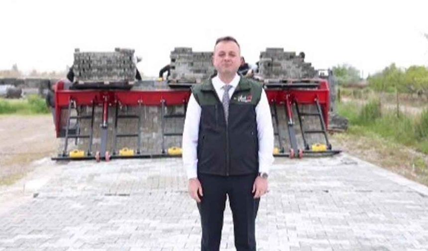 Çivril Belediyesi envanterine parke taşı serme makinesiyle genişletti