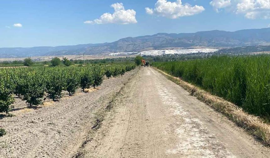 Pamukkale Belediyesi Kırsal Mahallelerde Arazi Yolu Açmaya Devam Ediyor
