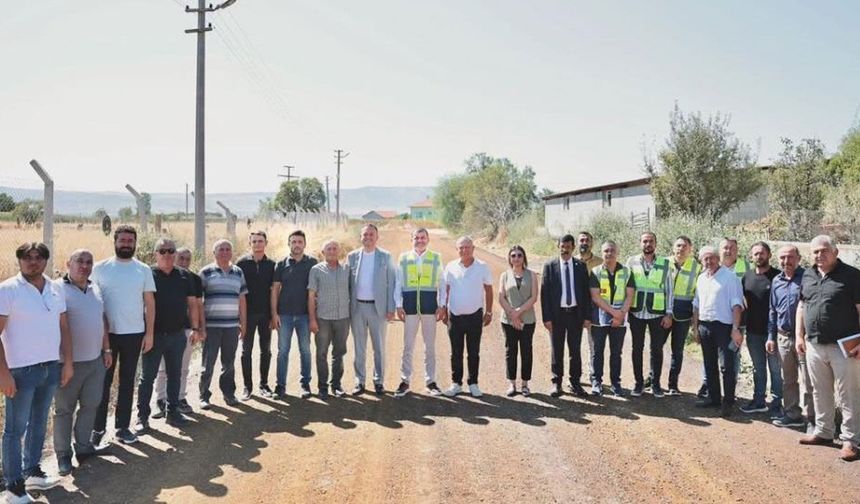 Denizli Büyükşehir ve Çivril Belediyesi El Ele Verdi, Karayahşiler Mahallesi’nde Yol ve Parke Hamlesi!