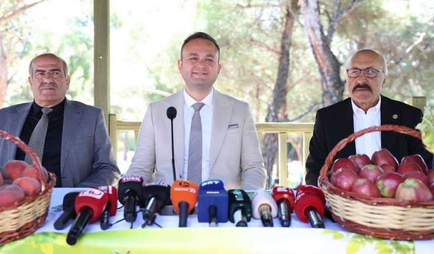 Çivril'de Meyve Fiyatları Yarı Yarıya Düştü, Başkan Dere'den Kalıcı Çözüm Çağrısı!