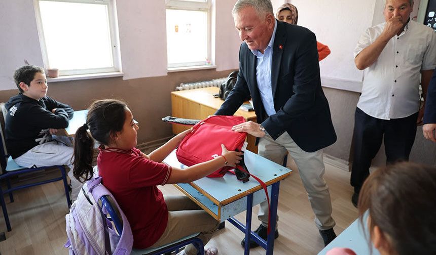 Honaz'da Eğitime Büyük Destek: 800 Öğrencinin Çantası Belediyeden!