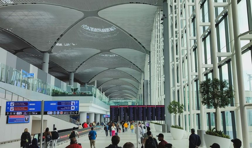 İstanbul’a İlk Kez Gelenler İçin Havalimanı ve Konaklama Bölgesi Seçimi: IST mi, SAW mı?