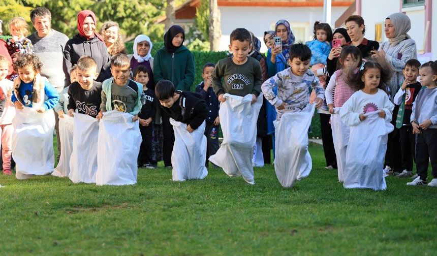 Halat Çektiler, Çuvalda Yarıştılar: Çameli'de Miniklerin Aileleriyle Renkli Günü