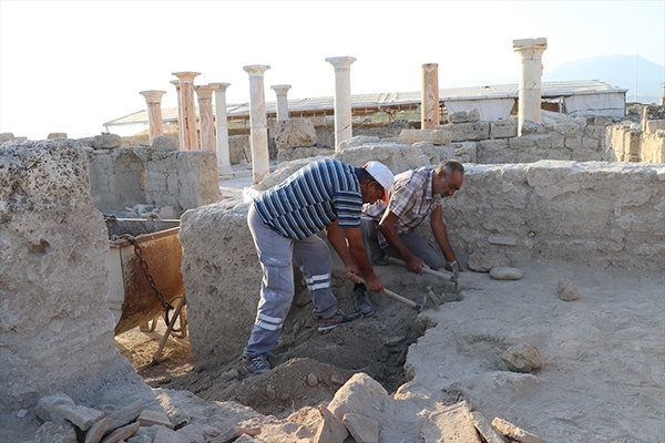 Laodikya'da 1800 Yıllık Traverten Bloklar Bulundu