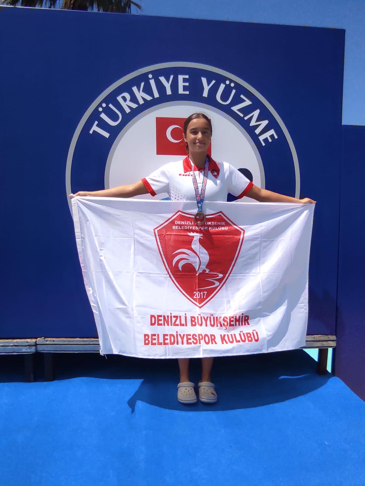 Yüzme Türkiye şampiyonluğu Ecrin Nur
