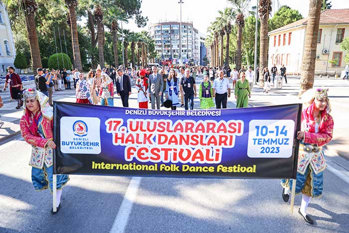 17-uluslararasi-halk-danslari-festivali-coskusu-basladi-1