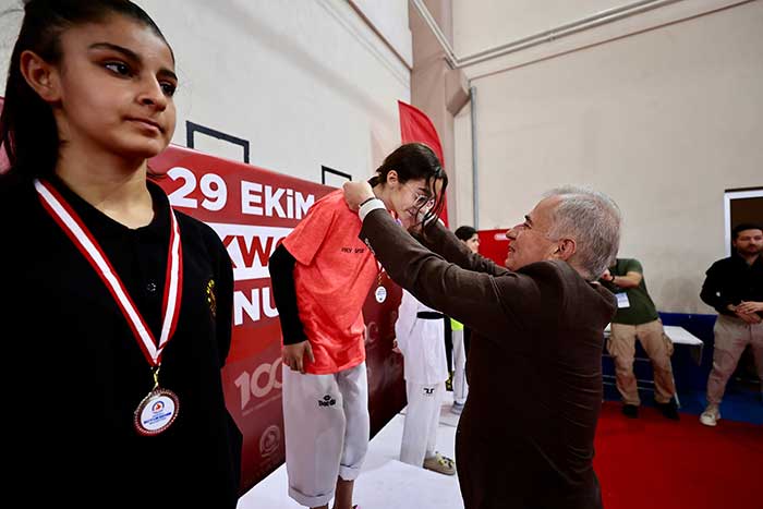 buyuksehir-cumhuriyet-turnuvasi-devam-ediyor