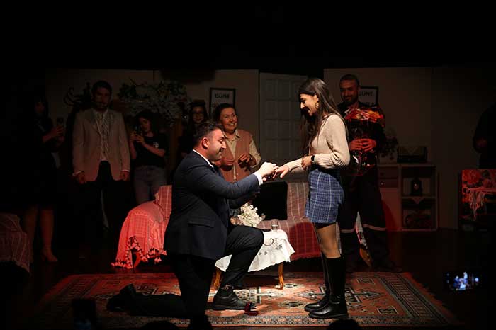 tiyatro-oyununda-surpriz-evlilik-teklifi-2