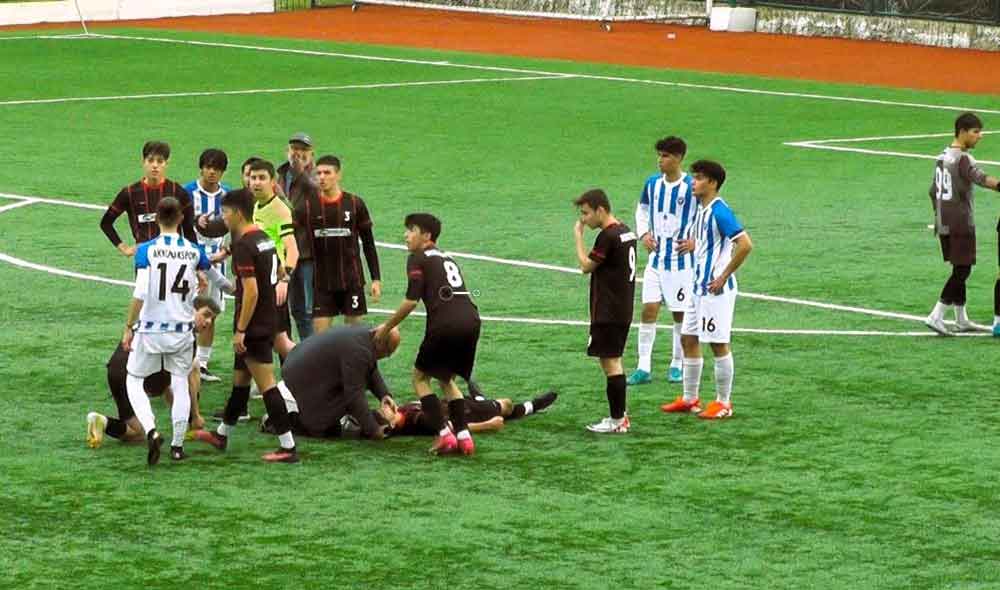 Rakibiyle Carpisan Genc Futbolcu Bilincini Kaybetti 2