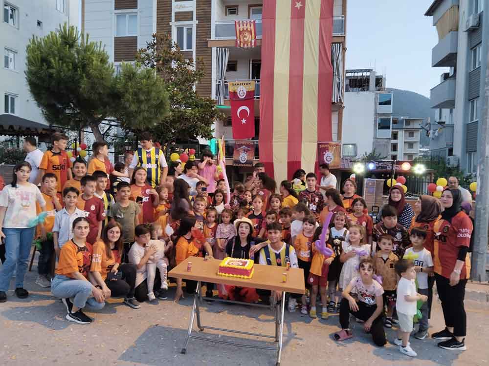 Galatasaray Ve Fenerbahceli Minikler 24 Sampiyonlugu Birlikte Kutladi 1