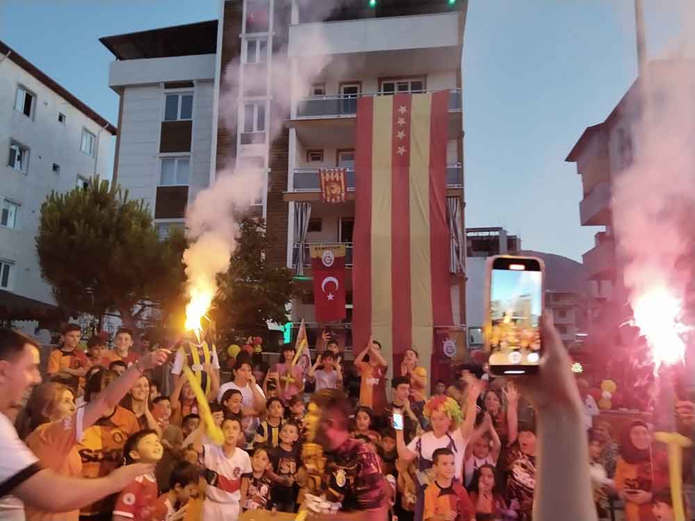 Galatasaray Ve Fenerbahceli Minikler 24 Sampiyonlugu Birlikte Kutladi 3