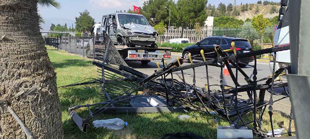 Kontrolden Cikan Hafif Ticari Arac Bariyerlere Carpti 1I Agir 7 Kisi Yaralandi 1