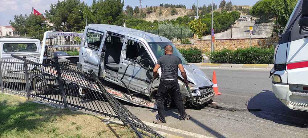 Kontrolden Cikan Hafif Ticari Arac Bariyerlere Carpti 1I Agir 7 Kisi Yaralandi 2