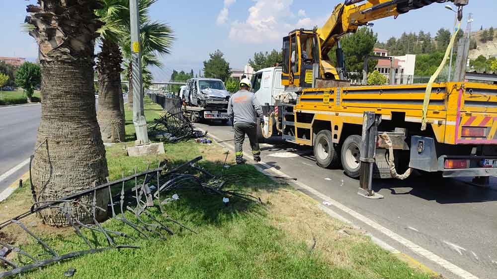 Kontrolden Cikan Hafif Ticari Arac Bariyerlere Carpti 1I Agir 7 Kisi Yaralandi 3