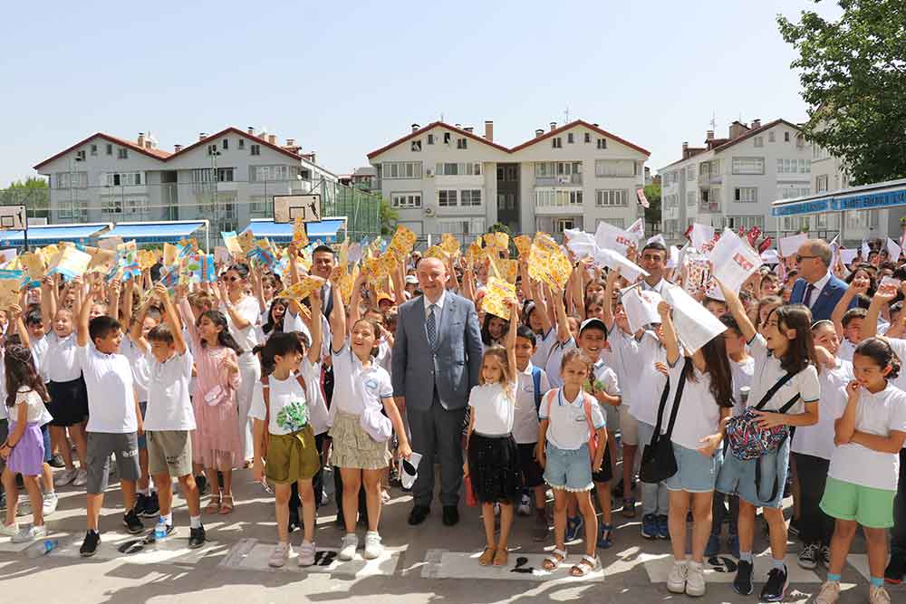 Vali Coskun Miniklerin Karne Heyecanina Ortak Oldu 1