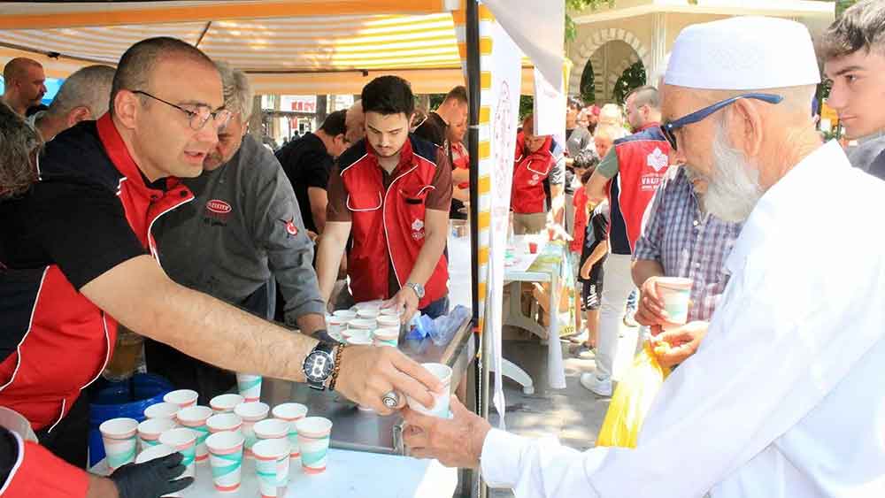 Denizlide Sicaktan Bunalanlar Kar Helvasi Ve Bal Serbetiyle Serinledi 2