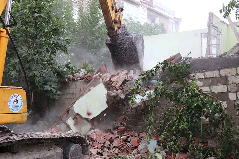 Madde Bagimlilarinin Meskeni Haline Gelen 50 Yillik Metruk Bina Yikildi 2