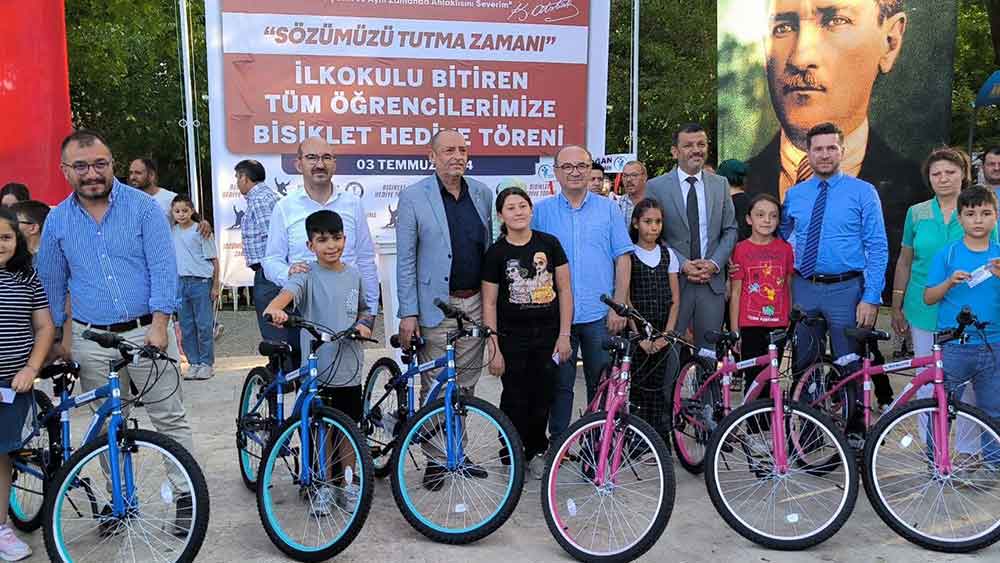 Tavas Belediyesi Ilkokulu Bitiren Ogrencileri Bisikletle Odullendirdi 3