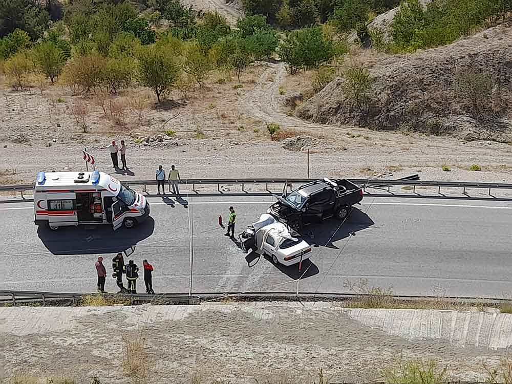 Denizlide Iki Arac Kafa Kafaya Carpisti 1 Olu 3 Yarali 3