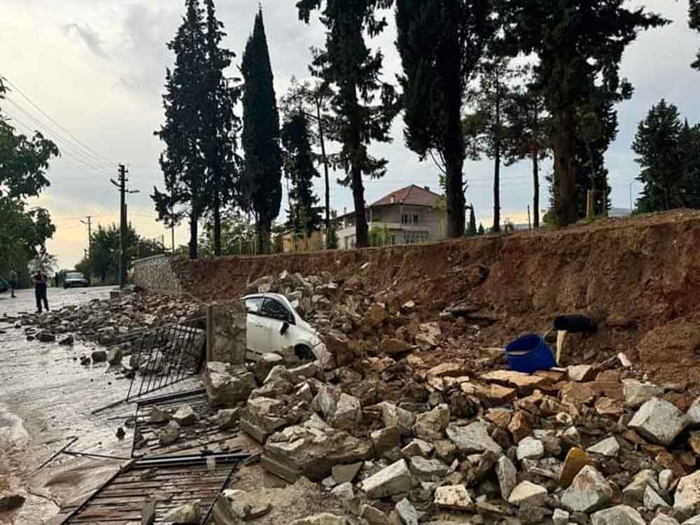 Denizlide Insaat Halindeki Okulun Istinat Duvari Aracin Uzerine Coktu 1