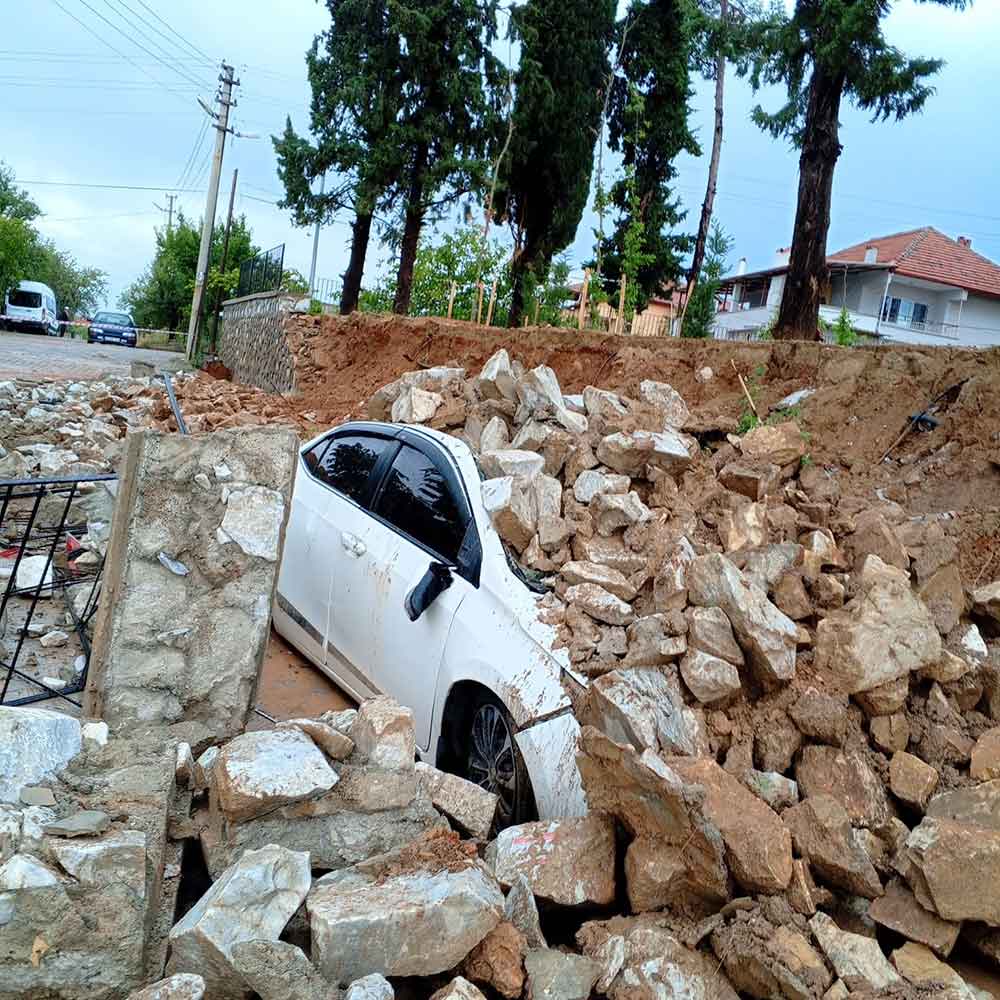 Denizlide Insaat Halindeki Okulun Istinat Duvari Aracin Uzerine Coktu 2