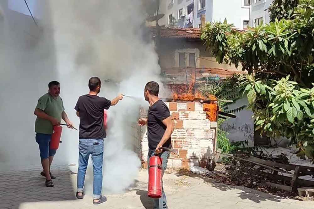 Denizlide Kullanilmayan Evde Cikan Yangin Panige Neden Oldu 1