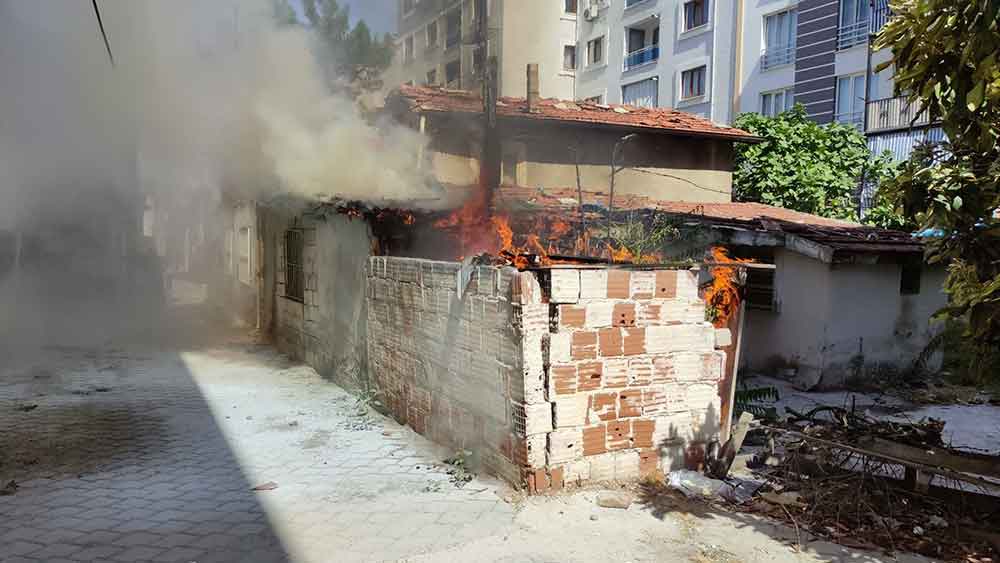 Denizlide Kullanilmayan Evde Cikan Yangin Panige Neden Oldu 3