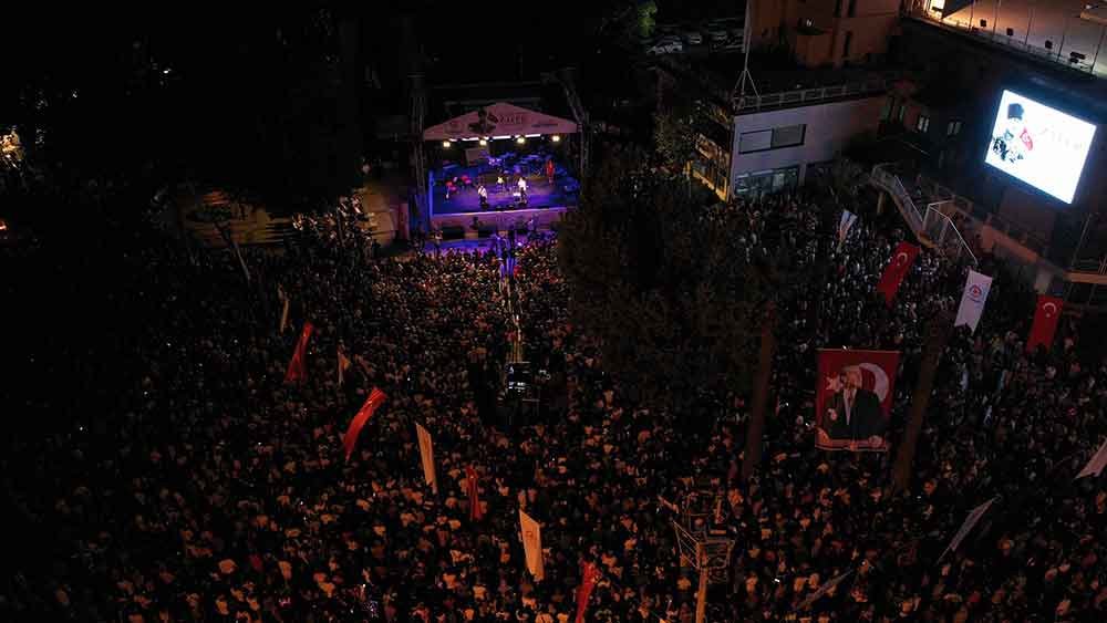 Denizlide Zafer Bayrami Coskusu Edip Akbayram Ile Yasandi