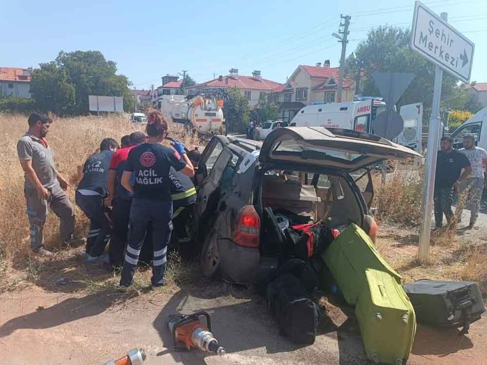 Direksiyon Hakimiyetini Kaybeden Arac Yoldan Cikti 4 Yarali 1