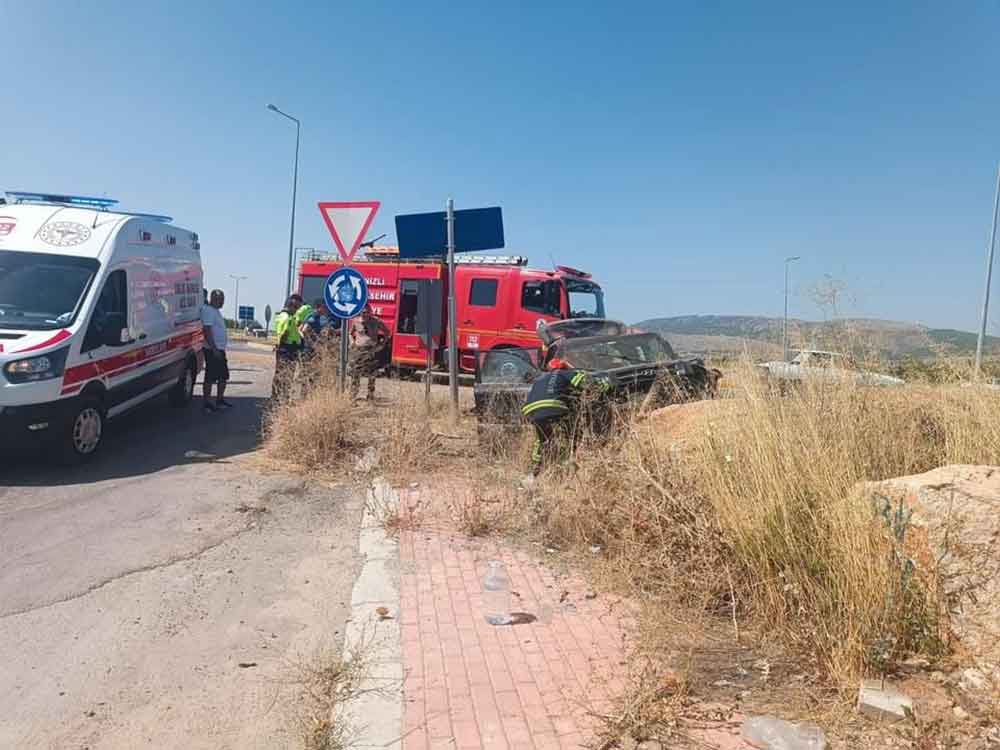 Direksiyon Hakimiyetini Kaybeden Arac Yoldan Cikti 4 Yarali 2